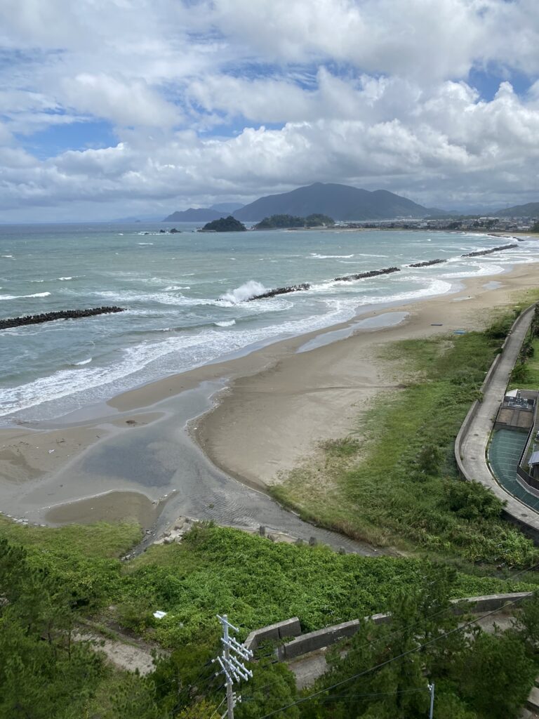 台風のせいで波が高い