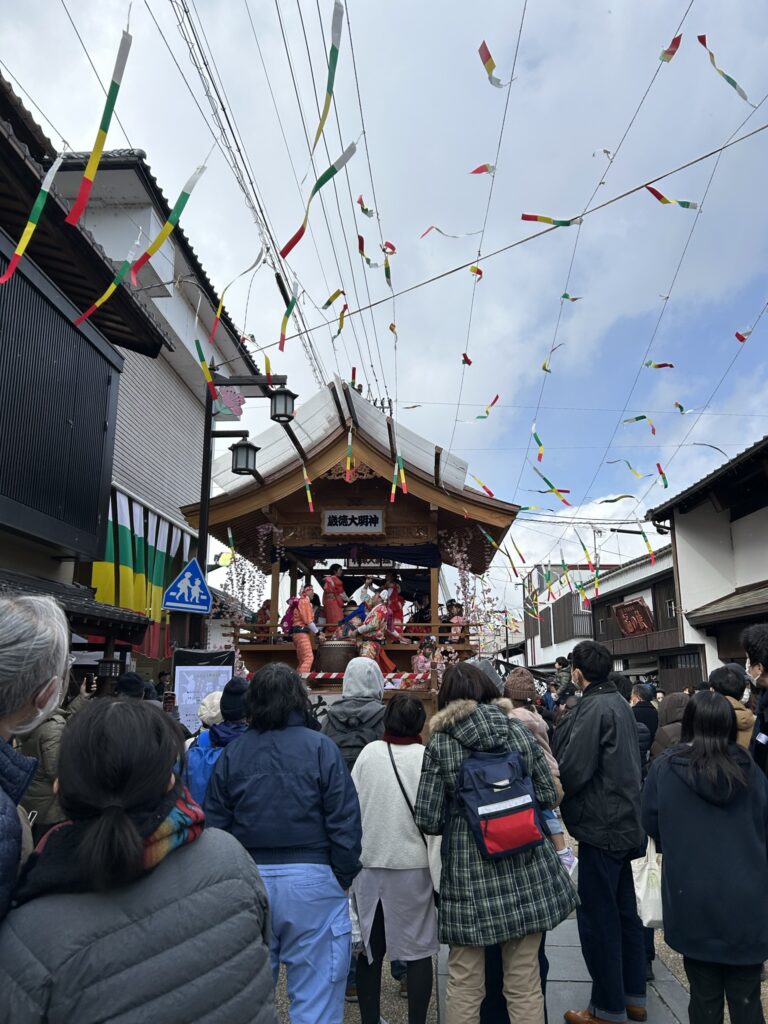 やぐらを囲む人々