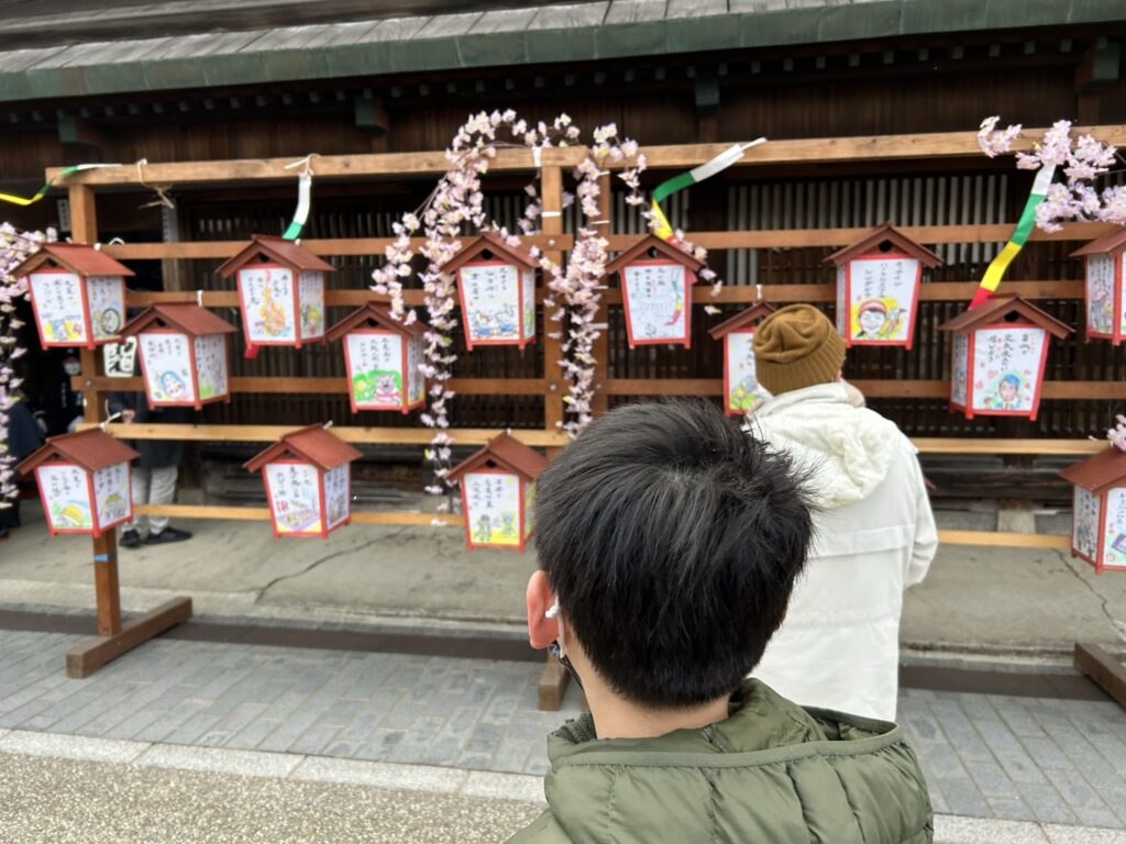 通りにある展示物の様子