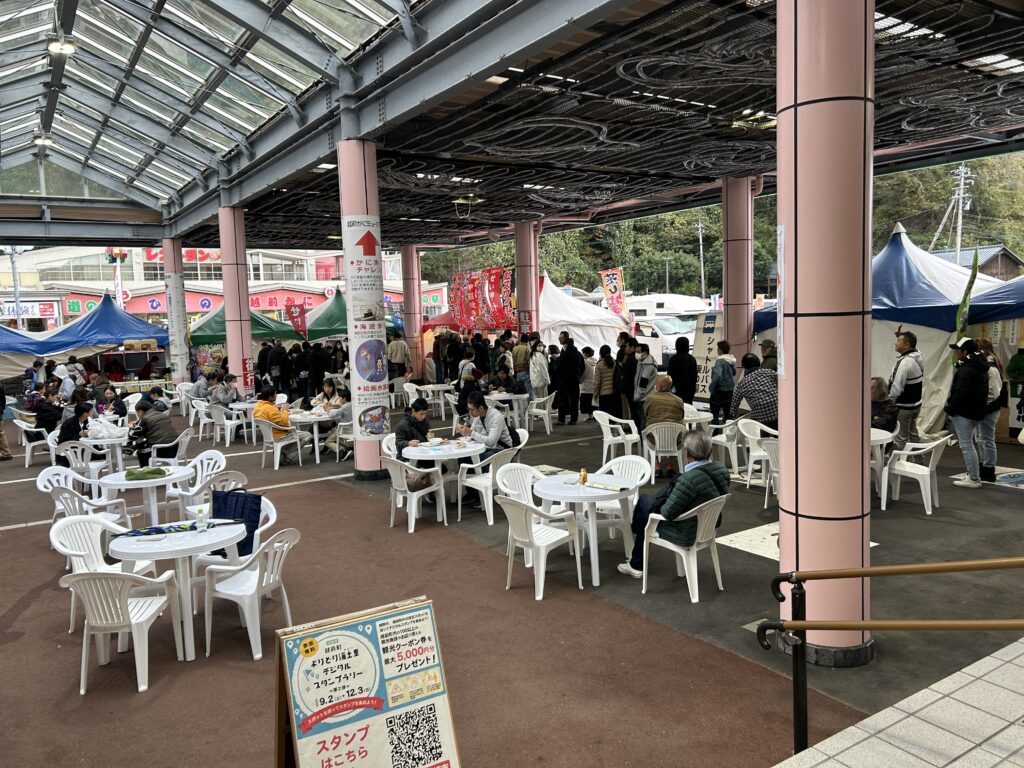 多くの人でにぎわっている越前カニまつり午前8:30時点